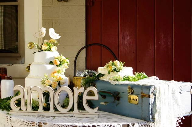 Ošarpaná elegantná dekorácia urobená sama pre seba vhodná na vintage svadbu vonku shabby-chic-do-it-yourself-dekorácie-nápady-farba