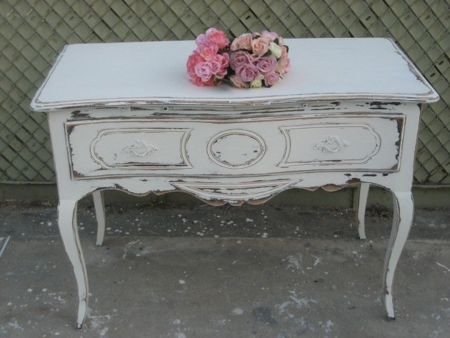 Ošumelý elegantný bočný stolík so zahnutými nohami, čiastočne ošúpaný lak shabby-chic-table-white-curved-legs-paint-olúpané
