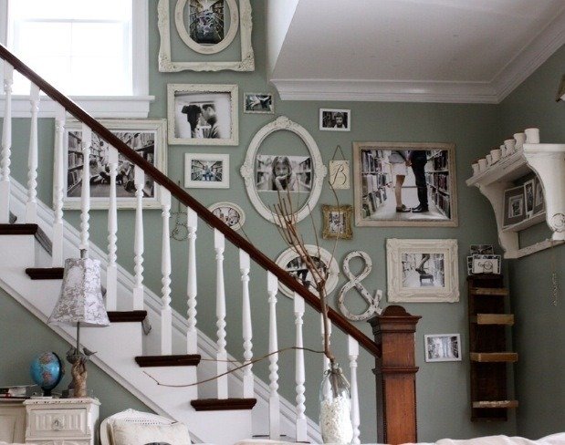 ošumelé elegantné schodisko čiernobiele fotografie šalvia zelená farba na stenu shabby-chic-schodisko-čierno-biele-fotky-salbegruene-farba na stenu
