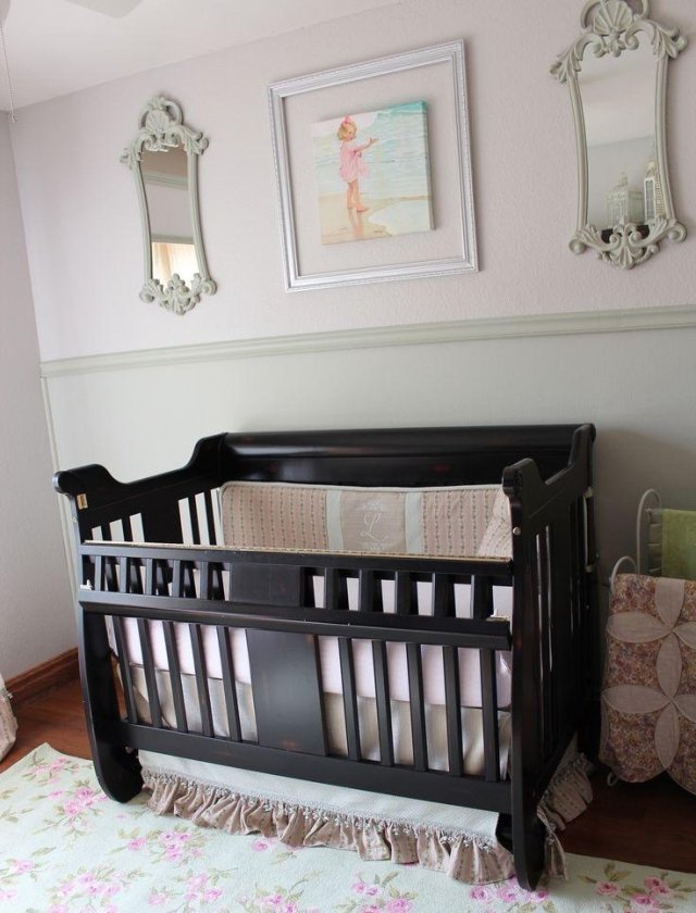 ošarpaná elegantná detská izba ružová farba steny sivé ozdobené rámy zrkadiel shabby-chic-baby-room-pink-wall-color-grey-bohato-zdobené-zrkadlové rámy