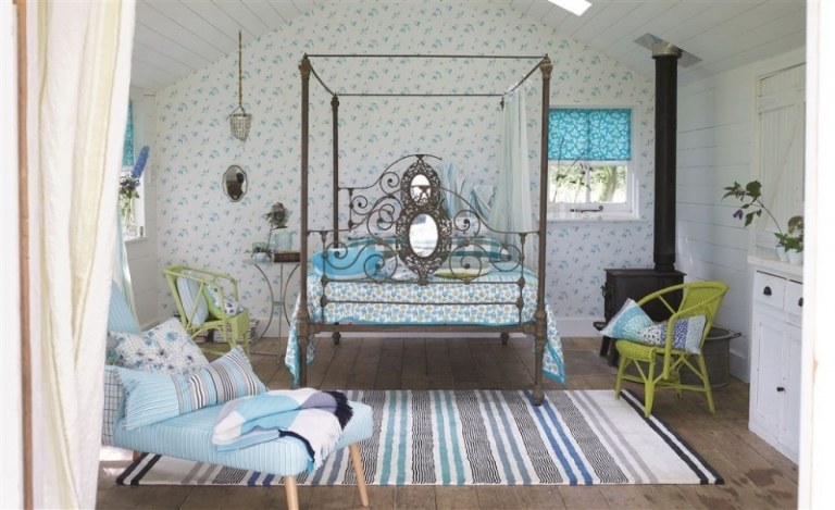 Shabby-style-do-it-yourself-four-poster-bed-look-old