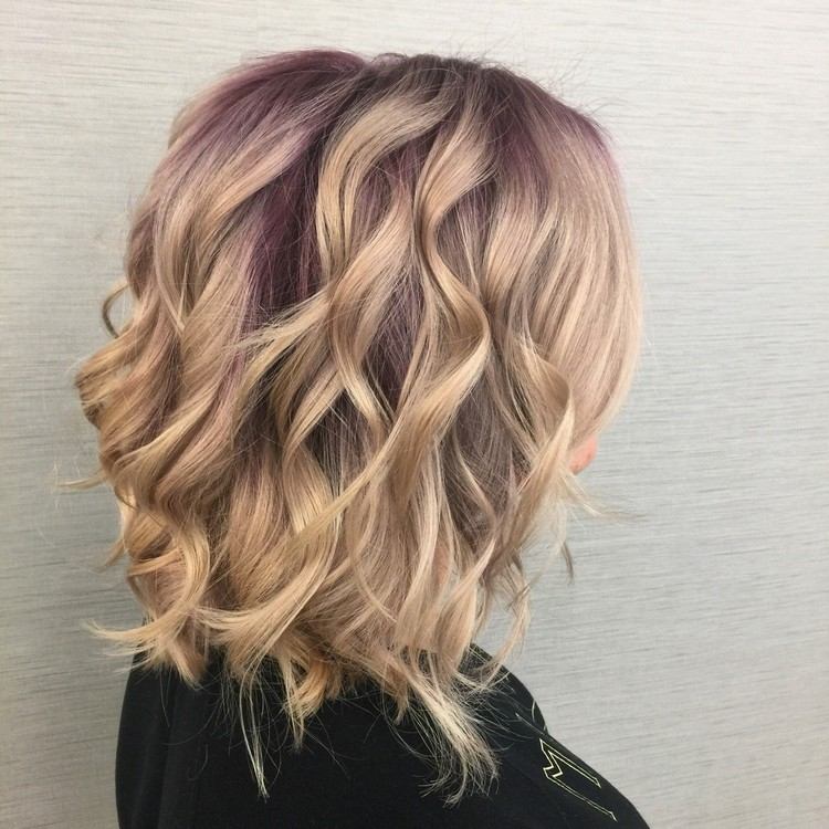 Blond vlasy s koreňovým tieňovým účesom Purple Approach