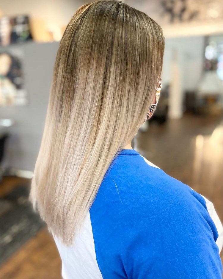 čo sú tieňové korene blond vlasy s tmavými korienkami