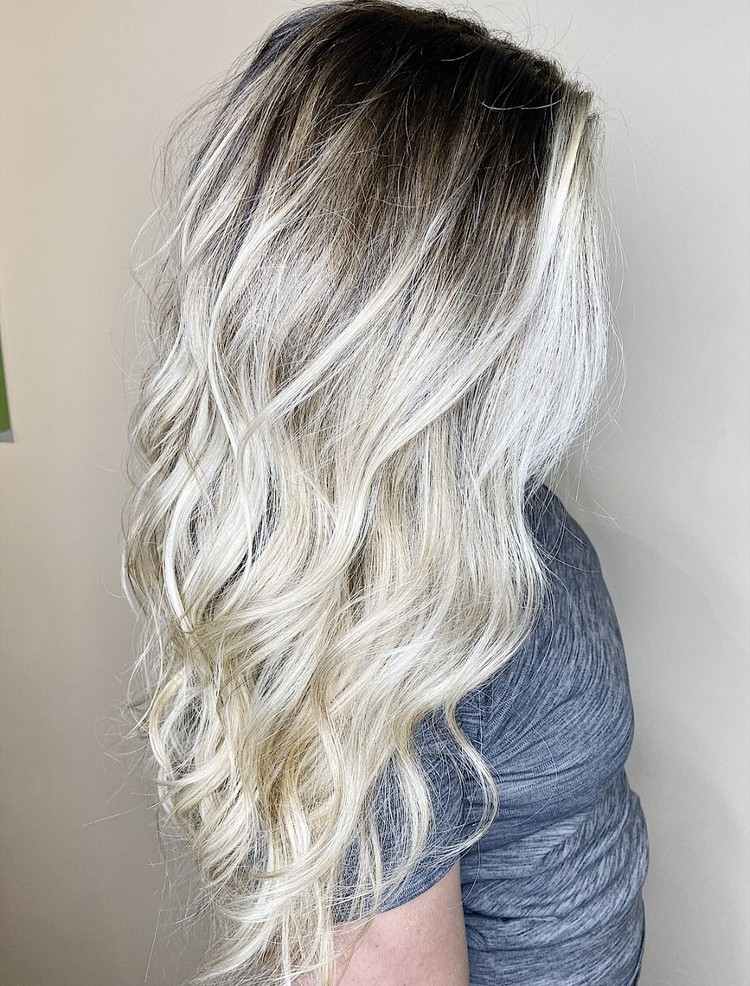 Tieň korene vlasy trend tmavšie prístup blond vlasy