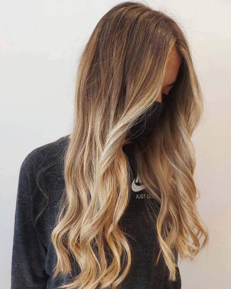 Blond vlasy Tmavší prístup Tieňové korene Trendy účesu 2021