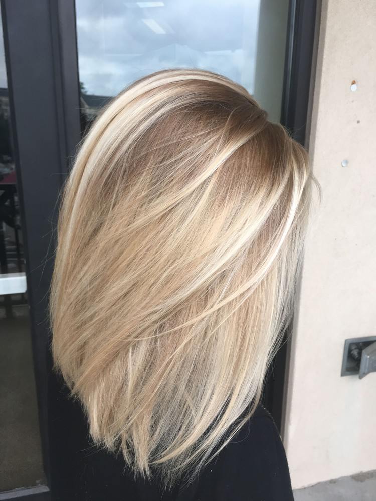 Farbenie blond vlasov s tmavými korienkami sami, čo je tieňovanie koreňov
