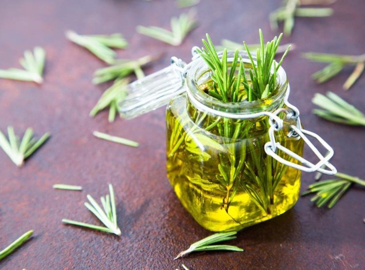 Vytvorte si vlastný recept na šampón s rozmarínovým olejom pre jemné vlasy
