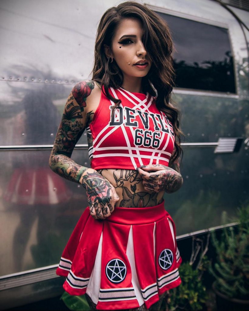 zdjęcie modelki z tatuażem w szkolnym mundurku - @angela_mazzanti