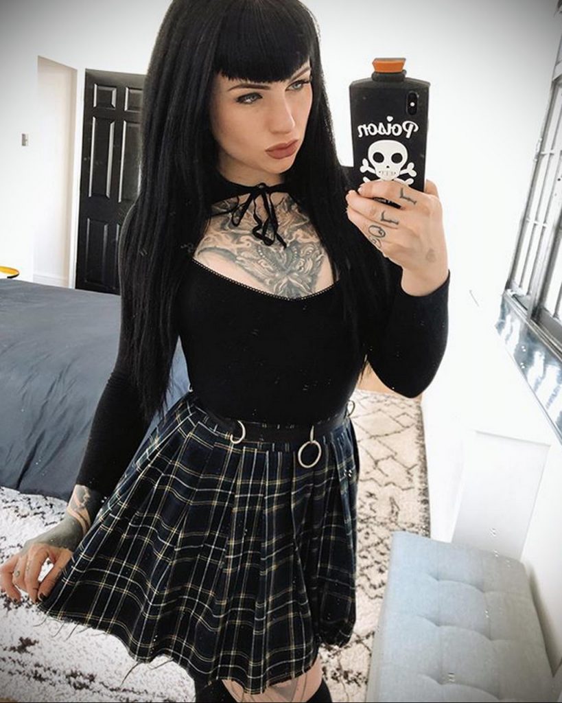 zdjęcie modelki z tatuażem w mundurku szkolnym - @pennysuicide