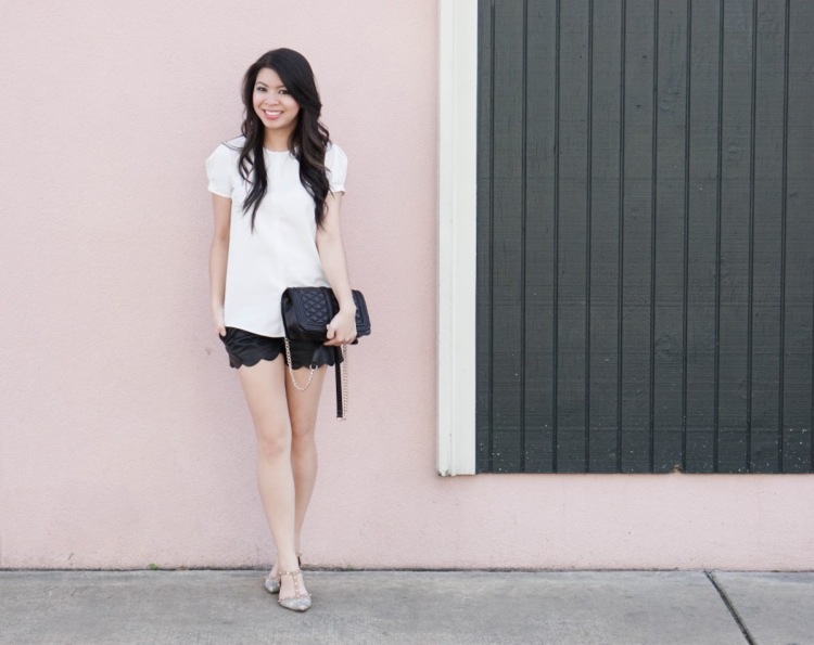 šortky majú vroubkované rukávy z blúzky