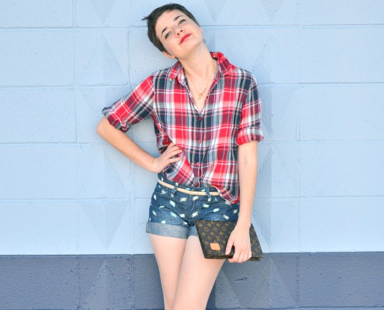 šortky nosia károvanú košeľu z teplákov