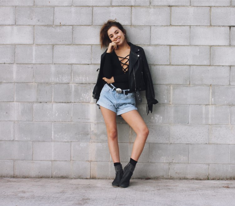 šortky majú členkové manžety v rifľových nohaviciach