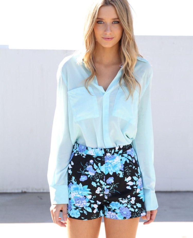 šortky majú vysoký pás s kvetinovým vzorom