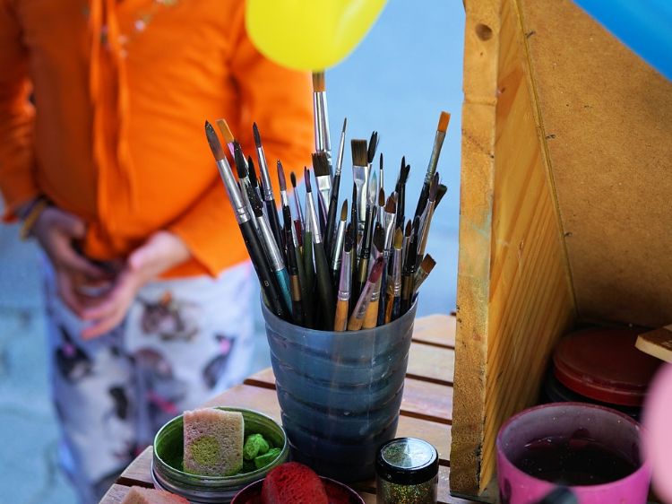 maľovanie na tvár materiály na maľovanie tela špongie nádoby na farby starostlivosť o kefy zlikvidujte