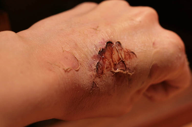 Zombie líčenie-pokyny na líčenie-tekutý-latex-falošná krv