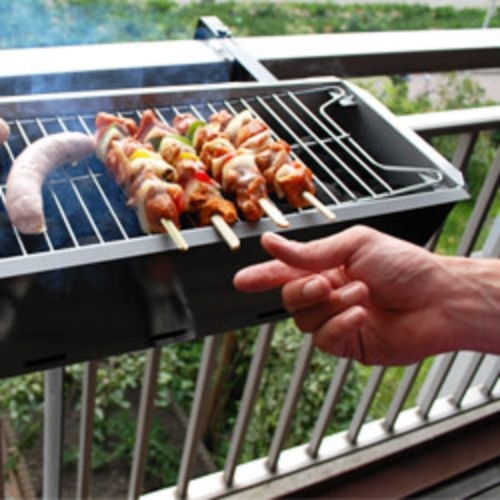 Bezpečné grilovanie na balkóne 7 pravidiel špíz klobása