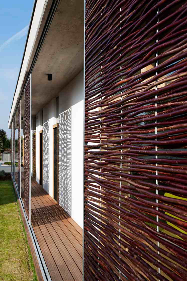 Použitie tradičných materiálov v modernej architektúre Panely s vizuálnymi a slnečnými ochrannými opletmi-detailné-pohľady na drevo