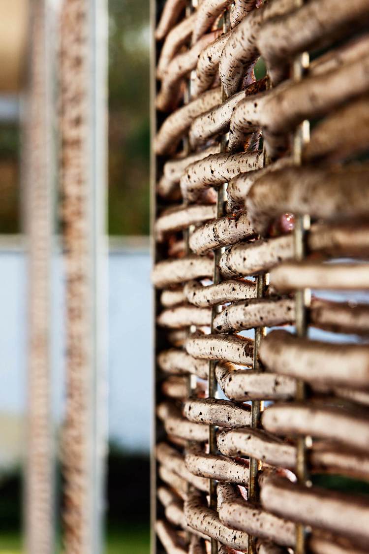 Ochrana pred slnkom vyrobená z tradičných materiálov - drevené prútie Detail vizuálnej a slnečnej ochrany-opletené panely-drevený materiál