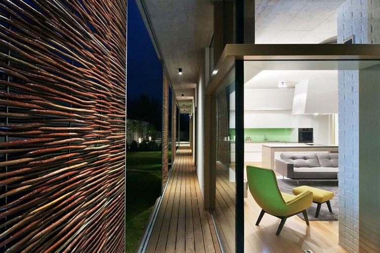 Palubky v interiéri a terasy vonku Viditeľnosť-a-ochrana pred slnkom-prútená-terasa-drevená podlaha-trávnik