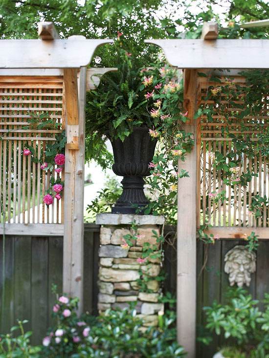 Nápady na záhradnú výzdobu kvetináča z kamenného piliera Dekorácia záhrady s kamenným pilierom v kvetináči