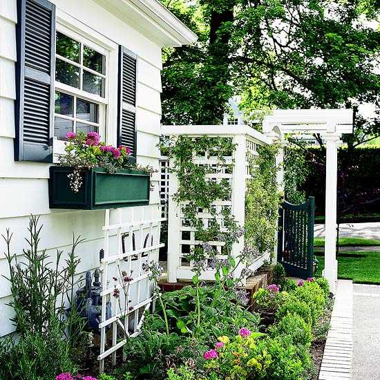 biely drevený plot záhradný rozvod