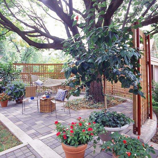 Terasa, kamenná dlažba, záhrada s dreveným plotom