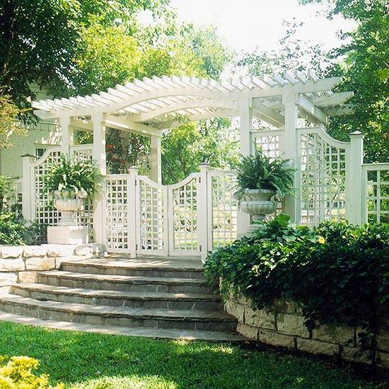 vstup do moderného dreveného plotu