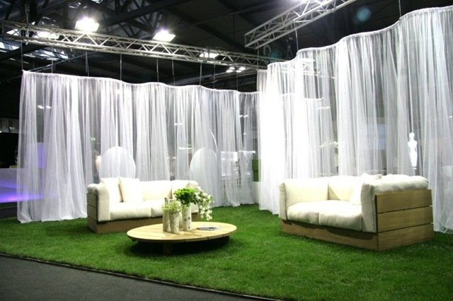 Záhradná clona proti slnečnému žiareniu ponúka ochranu súkromia a terasu Záclony na ochranu osobných údajov poskytujú terase umelú trávu Grigolite