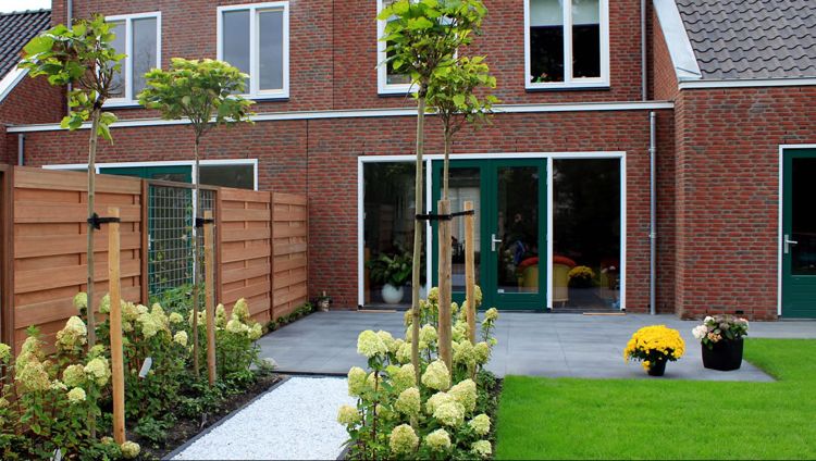 Ochranný plot z dreva kombinovaný s mriežkou Ochrana osobných údajov plot-drevo-druhy dreva-bangkirai-trávnik-terasa-betón-doska-tehla