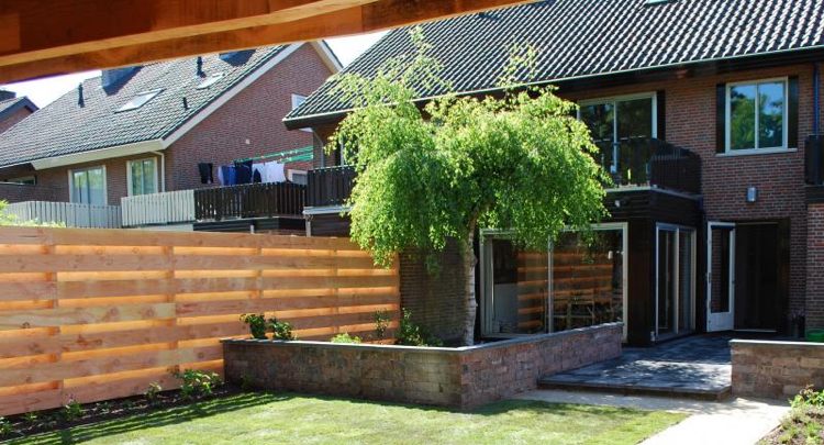 Ochranný plot z smrekovca v záhrade radového domu Ochrana osobných údajov plot-drevo-druhy modřín-záhrada-trávnik-breza