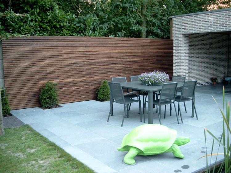 Ochranný plot z tropického dreva a terasa položená betónovými doskami Ochrana osobných údajov plot-drevo-druhy dreva-tropické drevo-terasa-záhradný nábytok-kov-moderný