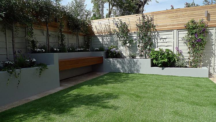 Drevený súkromný plot v dvoch farbách - prírodnom dreve a sivej Ochrana osobných údajov plot-drevo-druhy dreva-koberec trávnik-sivá-prírodné drevo-betónová vyvýšená posteľ