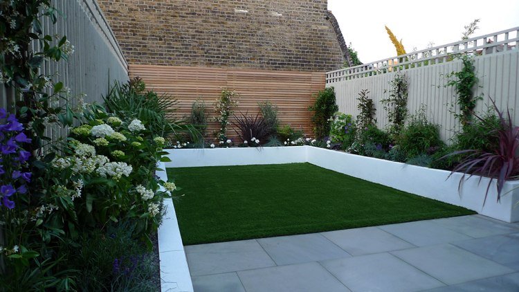 Ochranný plot z drevených a tehlových záhonov Súkromie plot-drevo-druhy dreva-moderné-lamely-záhon-betón-trávnik