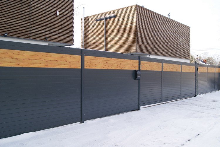 Plot v kombinácii sivého a prírodného vzhľadu Súkromie-plot-drevo-druhy dreva-moderné-ulice-drevo-grey.jpg