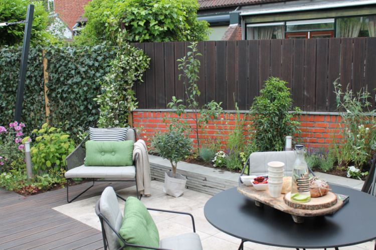 Ochranná clona z dreva, živého plotu a tehlovej steny Ochrana osobných údajov plot-drevo-drevo-šedá-prírodné-popínavé rastliny-záhradný nábytok-kov