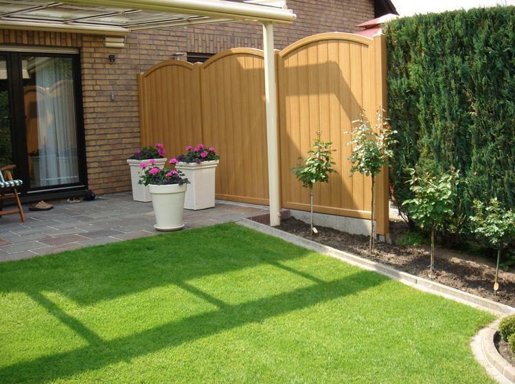 Ochranný plot vyrobený z plastu -pvc-drevo-kombinácia-živý plot-trávnik