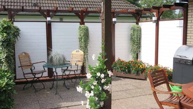 Ochranný plot z plastových bielo-hnedých závesných rastlín