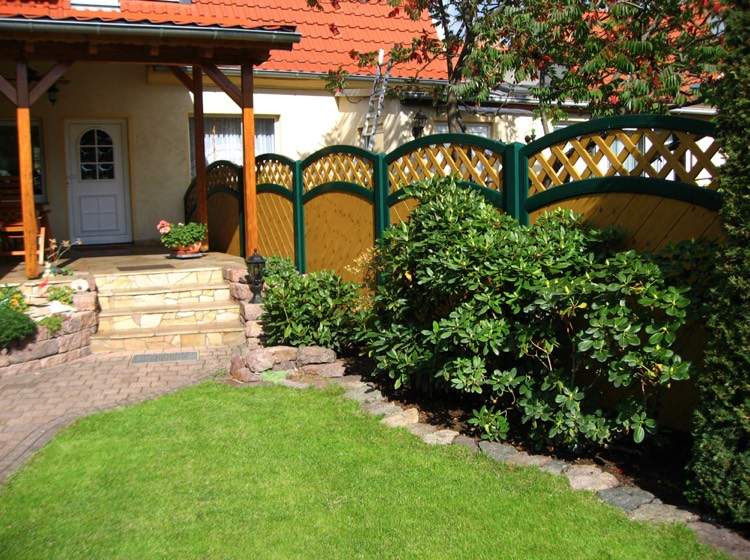 Ochranný plot z plastových prútených prvkov-drevený vzhľad-zelený