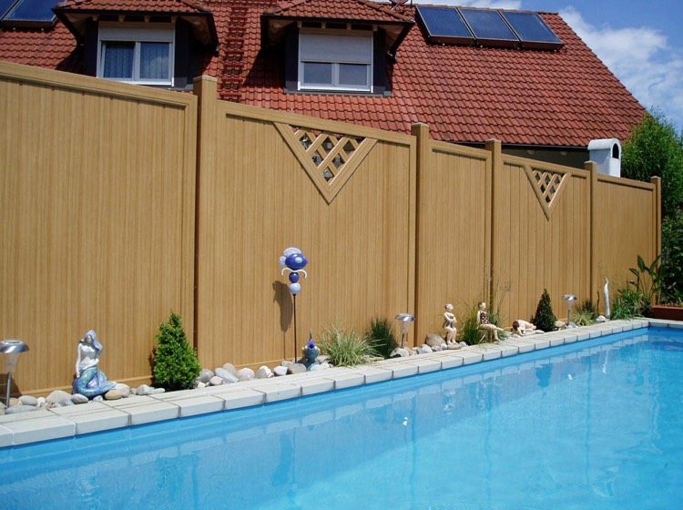 Ochranný plot z plastového dreva, na pohľad ľahké opletené prvky, bazén