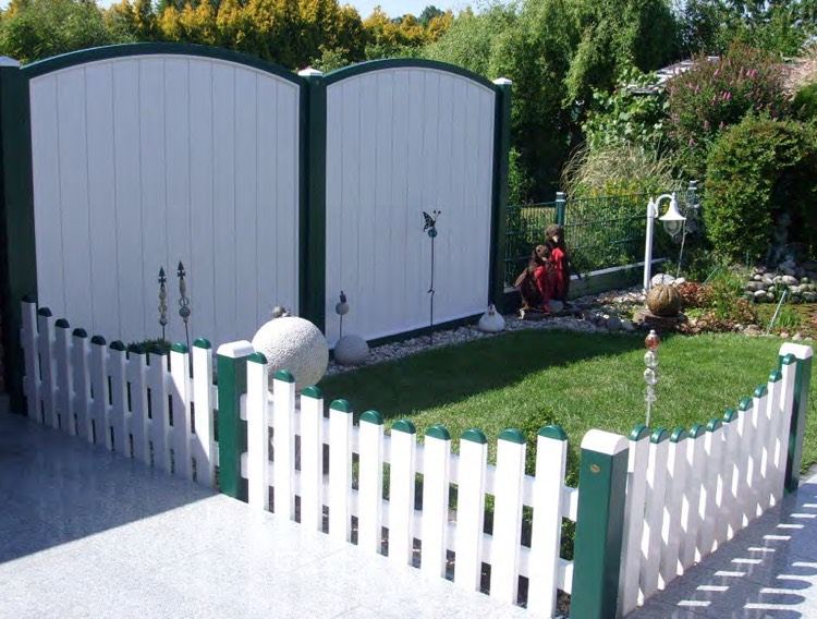 Ochranný plot-plast-biela-zelená-záhradná zástrčka-trávnik