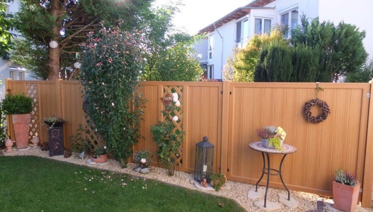 Ochranný plot vyrobený z plastového dreva, ktorý vyzerá ako opletená-lezecká pomôcka