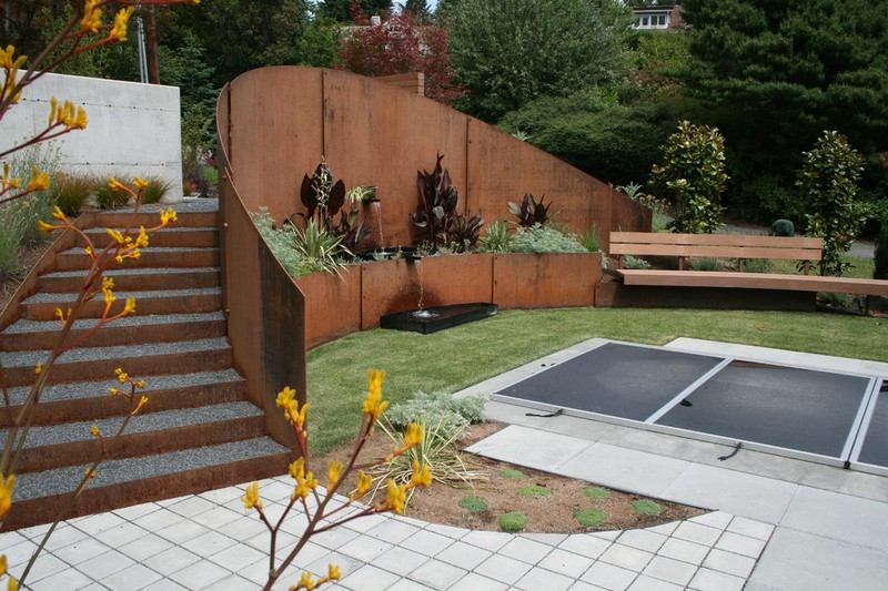 Plot z ocele Corten chráni sedenie v záhrade Plot na ochranu osobných údajov-kov-moderný-útulný-rastliny
