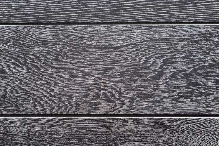 Ochranný plot vyrobený z dosiek WPC Advantages s prirodzeným vzhľadom