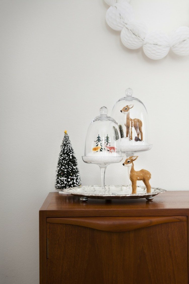 ozdobte vianočný stolík jelení jedľové sklenené zvončeky