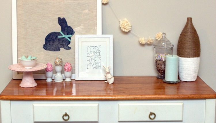 ozdobiť príborník veľkonočné zajace veľkonočné vajíčka váza priadze