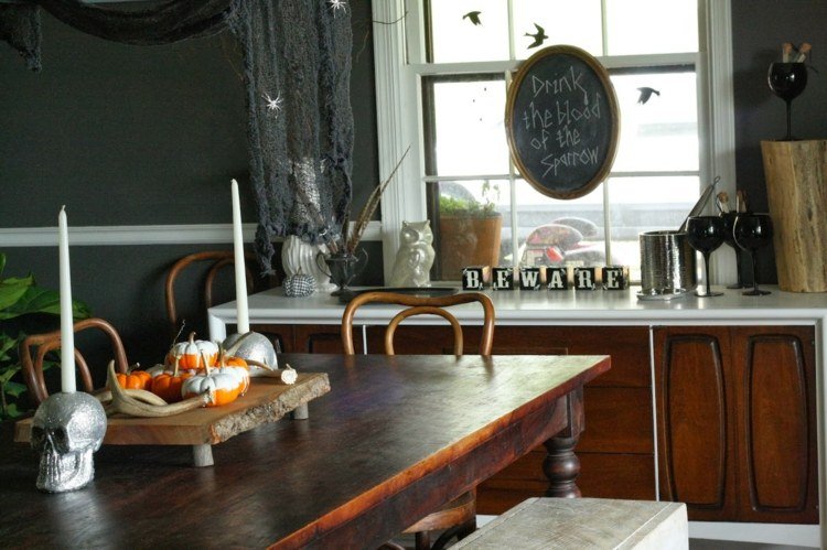 ozdobiť príborník halloween tabuľa konáre čierne poháre na víno