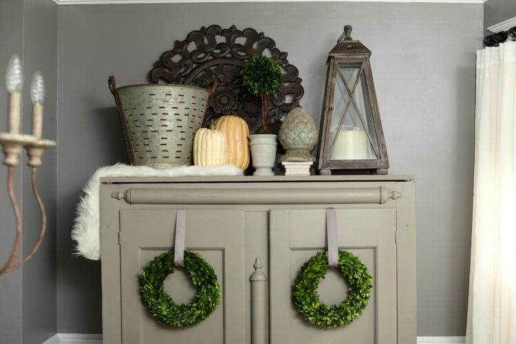 ozdobte veniec na kredenc vedro so zelenou lampou