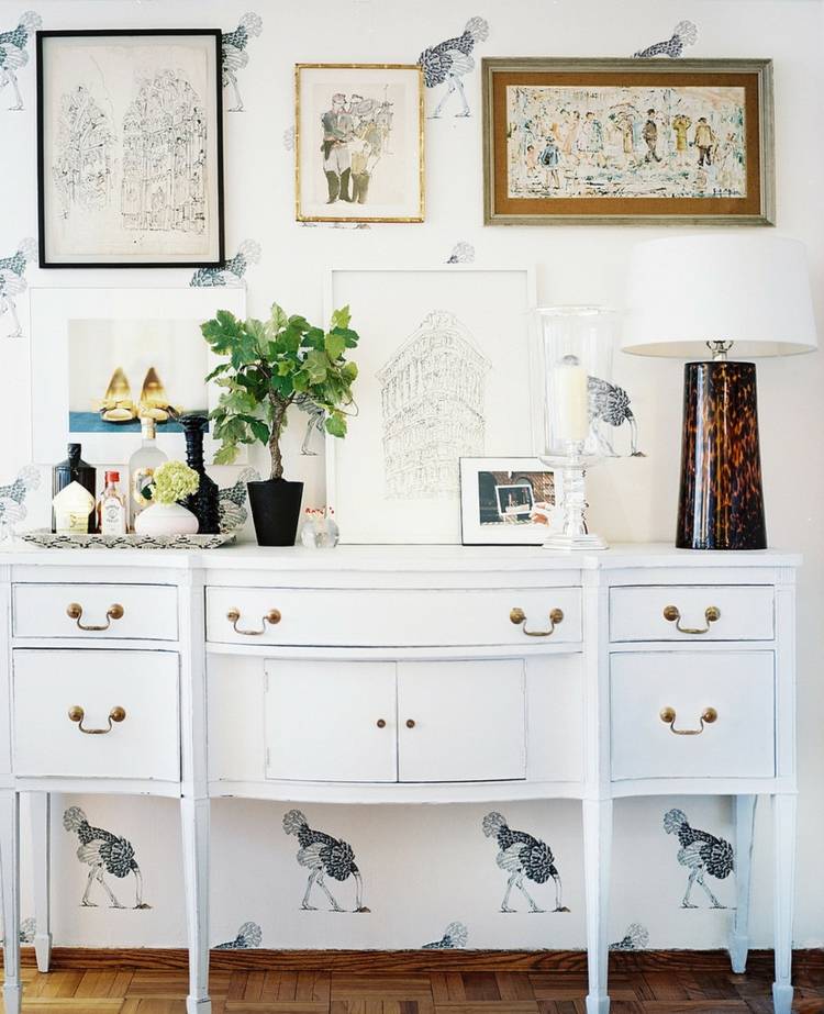 ozdobiť príborník myšlienka biela tapeta stromová lampa