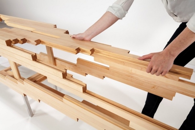 výbuchová skriňa sebastian errazuriz-otvorená a zatiahnutá blízko Explózia-stojaca-skriňa-konštrukcia-vyrobená z javora-drevo-sklo-nerez