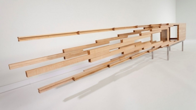 Expanzná skrinka na podlahe s robustnou konštrukciou z javora, dreva, skla a nehrdzavejúcej ocele nový-dizajn-výbuch-sochársky-nábytok-sebastian-errazuriz